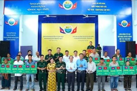 Le Commandement des gardes-frontières, en coopération avec les autorités de la province vietnamienne de Tây Ninh et du district de Svay Teab (province cambodgienne de Svay Rieng), remet symboliquement 20 bovins à 20 familles défavorisées des communes de Long Thuân et Monorom. Photo : VNA