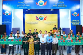 Le Commandement des gardes-frontières, en coopération avec les autorités de la province vietnamienne de Tây Ninh et du district de Svay Teab (province cambodgienne de Svay Rieng), remet symboliquement 20 bovins à 20 familles défavorisées des communes de Long Thuân et Monorom. Photo : VNA