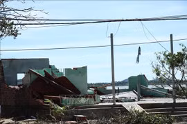 Des maisons de la commune de Xuân Canh, dans la province de Dak Lak, se sont complètement effondrées. Photo : VNA