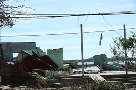 Des maisons de la commune de Xuân Canh, dans la province de Dak Lak, se sont complètement effondrées. Photo : VNA