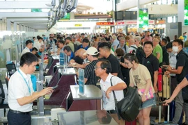 Passagers effectuant leurs formalités à l’aéroport international de Nôi Bài. (Photo : PV/Vietnam+)