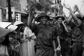 L'Armée de libération est entrée dans la ville de Da Nang sous l'accueil joyeux de toutes les classes de la population. Photo : Quang Thanh - VNA