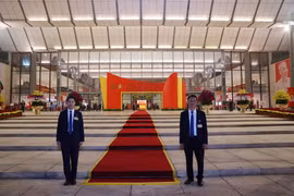 Les forces de sécurité en mission dans le hall principal du Centre national des conférences. Photo: VNA