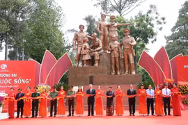 Le secrétaire général Tô Lâm et des dirigeants à la cérémonie d'inauguration du monument. Photo : cand.com.vn