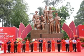 Le secrétaire général Tô Lâm et des dirigeants à la cérémonie d'inauguration du monument. Photo : cand.com.vn