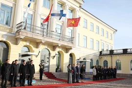Le président de la République de Finlande, Alexander Stubb, et son épouse président la cérémonie d'accueil officielle du secrétaire général Tô Lâm et de son épouse le 21 octobre 2025. Photo: VNA