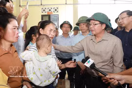 Le vice-Premier ministre Ho Quoc Dung a rendu visite aux sinistrés et de superviser les opérations de secours et de reconstruction après les pluies torrentielles et les crues dans la commune de Muong Than, province de Lai Chau (Nord), Photo : VNA