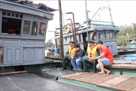 Des garde-frontières de Thuan An sensibilisent les pêcheurs locaux aux dispositions relatives à la prévention et à la lutte contre la pêche illicite, non déclarée et non réglementée (INN). Photo: VNA