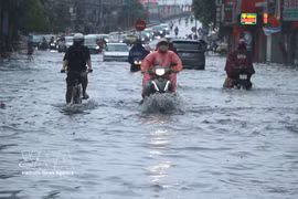 La zone située au pied du pont Niem, dans le quartier d’An Bien, à Hai Phong, est fortement inondée. Photo : VNA