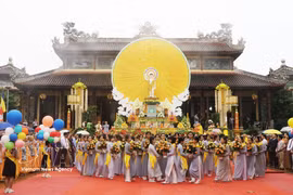 Cérémonie d’offrandes à l’occasion de l’anniversaire du Bouddha lors des célébrations du Vesak 2569 du calendrier bouddhique, le 12 mai 2025, au temple Tu Dam, dans la ville de Hue. Photo : VNA.