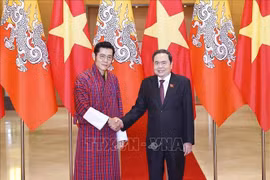 Le président de l’Assemblée nationale du Vietnam, Tran Thanh Mân (à droite) et le roi du Bhoutan, Jigme Khesar Namgyel Wangchuck. Photo : VNA