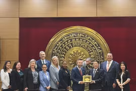 Le vice-président de l'Assemblée nationale, Nguyen Duc Hai, offre des souvenirs à la délégation de l’Assemblée législative de l’État de l’Oregon (États-Unis). Photo : VNA