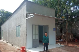 Une nouvelle maison a été donnée à la famille de M. Dieu Chum dans le village de Thac Dai, commune de Phu Van. Photo: VNA