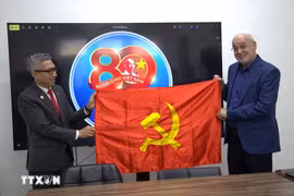 L'ambassadeur du Vietnam en Israël, Ly Duc Trung (à gauche) remet le drapeau du Parti à Issam Makhoul, membre du Bureau politique du Parti communiste israélien et président du Hadash. Photo: VNA
