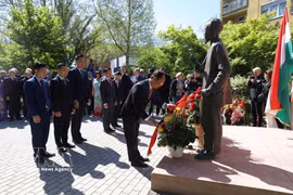 Bui Thanh An, vice-président permanent du Comité populaire de la province de Nghe An, accompagné de représentants de l'Association d'amitié Hongrie-Vietnam, offre de l'encens lors de la cérémonie. Photo : VNA