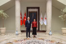 L'ambassadrice Dang Thi Thu Ha rencontre le gouverneur de la province de Bursa, Erol Ayyildiz. Photo : VNA. 