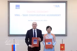 Vu Viet Trang et Andrey Kondrashov ont signé un accord de coopération professionnelle, marquant une nouvelle étape dans le développement des relations entre les deux agences de presse. Photo ; VNA