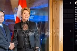 Image du Premier ministre Pham Minh Chinh et de la présidente suisse Karin Keller-Sutter dans l'article intitulé "La Suisse et le Vietnam veulent intensifier le dialogue" de l'Agence de presse Keystone SDA. Photo: VNA