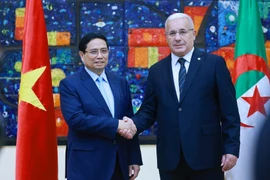 Le Premier ministre Pham Minh Chinh (gauche) rencontre le président de l'Assemblée populaire nationale d'Algérie, Ibrahim Boughali. Photo: VNA