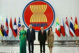 Le SG du PCV Tô Lâm (2e de gauche à droite) et son épouse effectuent une visite au Secrétariat de l'ASEAN. Photo: VNA