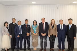 La délégation de l'Audit d'État du Vietnam et des dirigeants de la Cour des comptes catalane. Photo: VNA