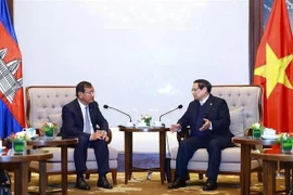 Le Premier ministre Pham Minh Chinh (droite) et le vice-Premier ministre et ministre des Affaires étrangères et de la Coopération internationale du Cambodge, Prak Sokhonn. Photo : VNA 