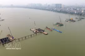 Le pont Tran Hung Dao figure parmi les sept ponts enjambant le fleuve Rouge dont la construction a été lancée en 2025. Photo: VNA