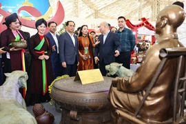 Le vice-PM Bui Thanh Son visite la Foire du Printemps 2026. Photo: VNA