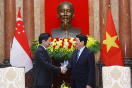 L'Entrevue entre le président vietnamien Luong Cuong (droite) et le Premier ministre singapourien Lawrence Wong se tient à Hanoï le 26 mars. Photo : VNA