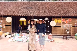 Le Thi Bich Tran (gauche), épouse du Premier ministre Pham Minh Chinh et Loo Tze Lui, épouse du Premier ministre singapourien Lawrence Wong visitent le 26 mars le Musée d'ethnographie du Vietnam à Hanoï. Photo : VNA