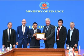 Le ministre Nguyen Van Thang et la délégation du groupe ASML. Photo : MOF