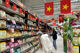 Des produits vietnamiens vendus au supermarché français. Photo: VNA