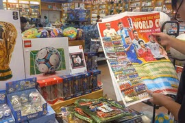 Des jouets Lego aux couleurs de la Coupe du monde 2026 sont exposés dans une librairie du centre commercial Aeon Mall Ha Dong, à Hanoï. Photo: VNA