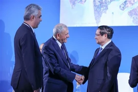 Le Premier ministre Pham Minh Chinh (droite) copréside le Sommet mondial des deltas