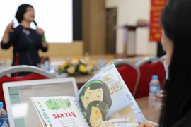 La série de manuels « Bonjour Vietnamien », compilée par l'auteure Nguyen Thuy Anh dans le cadre du Programme de langue vietnamienne pour les Vietnamiens d'outre-mer du ministère de l'Éducation et de la Formation en 2018, est l'une des publications destinées à l'enseignement du vietnamien à l'étranger. (Photo : Thanh Tung/VNA)