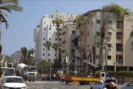 Un bâtiment dans la rue Levy Eshkol (Tel Aviv) a été détruit par un missile au petit matin du 16 juin 2025. Photo : VNA