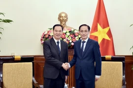 Le ministre vietnamien des Affaires étrangères, Lê Hoài Trung (à droite) reçot le ministre lao de l'Éducation et des Sports, Thongsalith Mangnomek. Photo : VNA