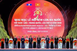 Lors de l'ouverture du 9ᵉ Festival de lancer de “còn” (balles de tissu) réunissant le Vietnam, le Laos et la Chine, placé sous le thème : « Solidarité, amitié – Attachement frontalier – Développement commun ». Photo : VNA