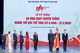 Le secrétaire général du Parti To Lam remet l’Ordre du Travail de première classe, à l’Autorité des sports du Vietnam pour ses contributions remarquables au développement du secteur. Photo: VNA