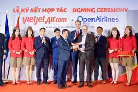Cérémonie de signature d'un accord de partenariat stratégique entre Vietjet et OpenAirlines. Photo: Vietjet
