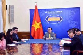 Dans l’après-midi du 23 décembre, Le Hoai Trung, ministre vietnamien des Affaires étrangères, s’est entretenu par téléphone avec Jean-Noël Barrot, ministre français de l’Europe et des Affaires étrangères. Photo : VNA