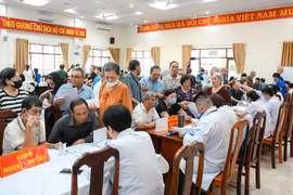 Plusieurs hôpitaux de Hô Chi Minh-Ville ont organisé des consultations médicales gratuites et des activités de reconnaissance à l'intention des personnes méritantes. Photo : VNA