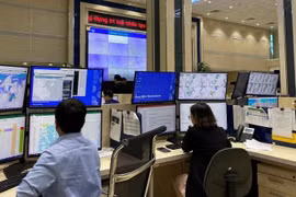 Les prévisionnistes analysent les données du système Smartmet pour diffuser des bulletins de prévision et des alertes précoces en cas de catastrophes naturelles au Centre national de prévision hydrométéorologique. Photo : nhandan.vn 
