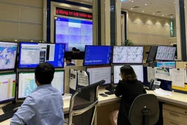 Les prévisionnistes analysent les données du système Smartmet pour diffuser des bulletins de prévision et des alertes précoces en cas de catastrophes naturelles au Centre national de prévision hydrométéorologique. Photo : nhandan.vn 