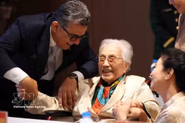 L'ancienne vice-présidente Nguyen Thi Binh décorée de l’Ordre de l’Étoile du Mérite de l’État de Palestine. Photo : VNA