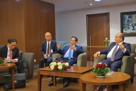 Le Premier ministre Pham Minh Chinh et son homologue algérien Sifi Ghrieb coprésident une séance de travail avec les ministères, agences et entreprises vietnamiennes et algériennes, afin de mettre en œuvre les engagements pris. – Photo : VGP