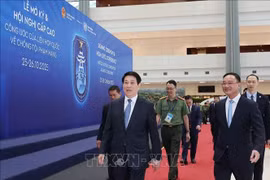 Le président Luong Cuong inspecte les préparatifs et les répétitions de la cérémonie de signature de la Convention des Nations Unies contre la cybercriminalité (Convention de Hanoï) au Centre national des congrès (My Dinh, Hanoï). Photo : VNA