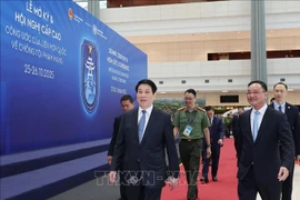 Le président Luong Cuong inspecte les préparatifs et les répétitions de la cérémonie de signature de la Convention des Nations Unies contre la cybercriminalité (Convention de Hanoï) au Centre national des congrès (My Dinh, Hanoï). Photo : VNA
