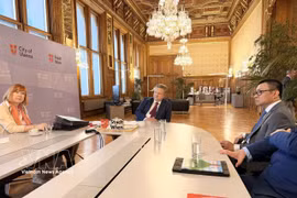 L’ambassadeur du Vietnam en Autriche, Vu Le Thai Hoang, rencontre le maire de Vienne, Michael Ludwig. Photo : VNA