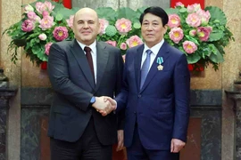 Le président Luong Cuong (droite) et le Premier ministre russe Mikhaïl Michoustine. Photo: VNA